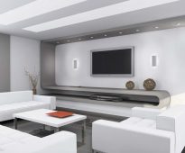 Naka-istilong puting living room na may minimum na palamuti