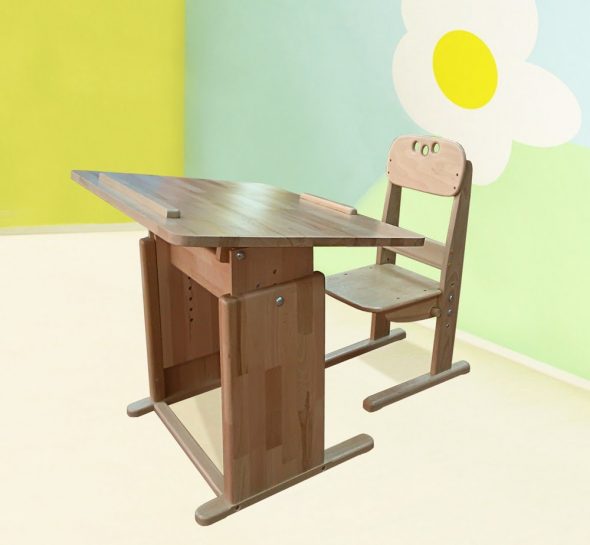 Handmade desk at desk para sa mag-aaral