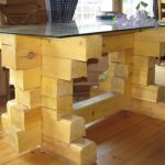 Dřevěný a skleněný stůl