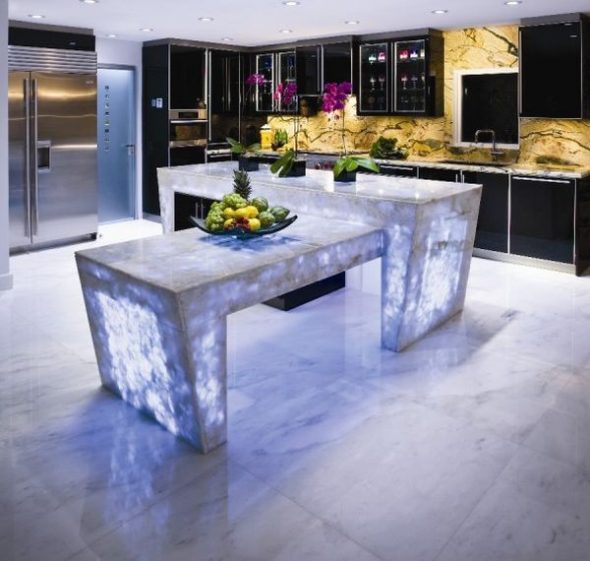 Table en quartz avec un motif inhabituel