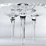Tabletop i form af en isflak udskåret fra overfladen af ​​dammen