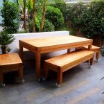 Table, benches at stools sa mga gulong na gawa sa birch