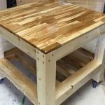 Stół z rękami wykonanymi z drewna