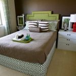 Przytulna mała sypialnia w kolorach zielonym i brązowym