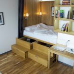 Przytulne łóżko z szafą i półkami