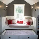 Visszahúzható ágy egy dobogóval az ablakon