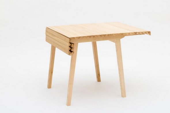 Table avec un système de pliage unique