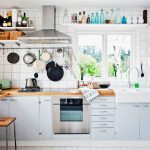 Bright white dishes on the open shelves - the decoration of the kitchen