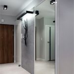 Огледален вграден гардероб в малък коридор
