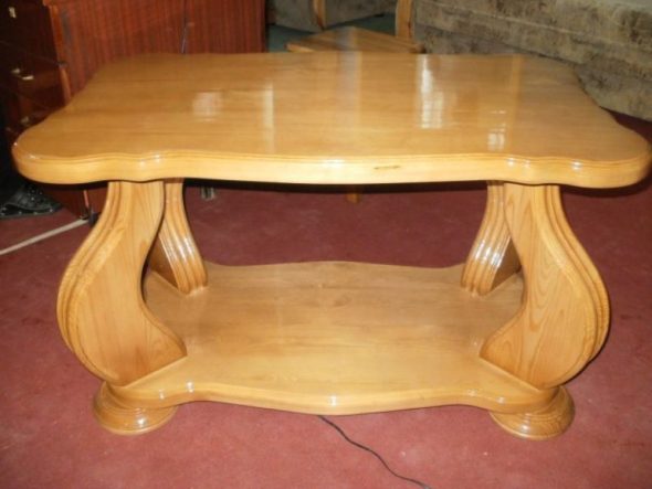 Coffee table mula sa solid pine