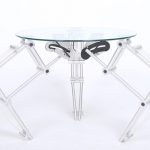 Stol za kavu izrađen od stakla i metala u obliku pauka
