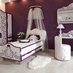 Bilik tidur putih-ungu dengan kanopi di atas katil