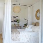 White curtains, canopy para sa white room