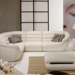 White sofa para sa living room sa modernong estilo