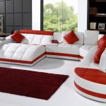 أريكة بيضاء مع ديكور أحمر لغرفة معيشة واسعة