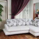Biała narożna sofa z pięknymi poduszkami
