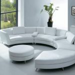 White sectional sofa na may binti