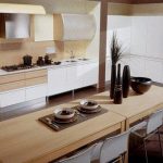 Modern bir evde mutfak için bej ve beyaz