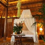 Velika spavaća soba u tropskom stilu