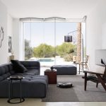 Stor grå soffa för ljus och rymligt vardagsrum