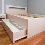 Duża szuflada przy prowizorycznym łóżku