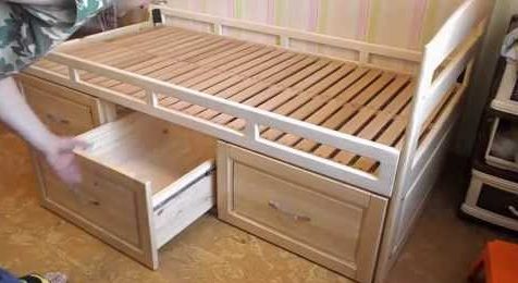Drewniane łóżko z szufladami na rzeczy
