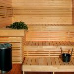 Drewniane półki w trzech poziomach do aranżacji łazienki