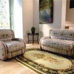 Sofa at upuan na may hindi pangkaraniwang tapiserya