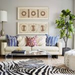 Mleczna sofa z kolorowymi poduszkami