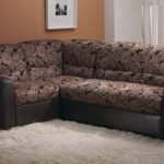 Soffan i vardagsrummet i brunt och svart
