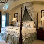 Bir daire üzerinde bir gölgelik ile klasik bir yatak odası tasarımı