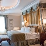 Luksusowa sypialnia z małym baldachimem