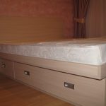 سرير مزدوج من الألواح الخشبية ذات الأدراج