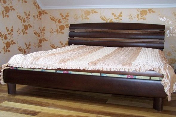 Drewniane łóżko