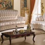 Kręcone sofy w klasycznym salonie