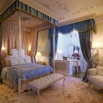 Klasikong luxury bedroom na may canopy sa ibabaw ng kama