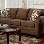 Brown sofa na may maliwanag na unan sa living room