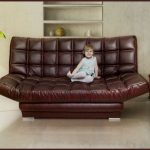 Leather sofa na may mekanismo ng pag-click-click