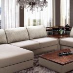 Maganda ang modernong malaking sofa sa maliliwanag na kulay