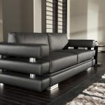 Piękna nowoczesna czarna sofa