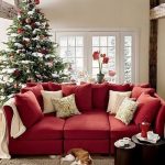 Crveni kauč u novogodišnjem interijeru