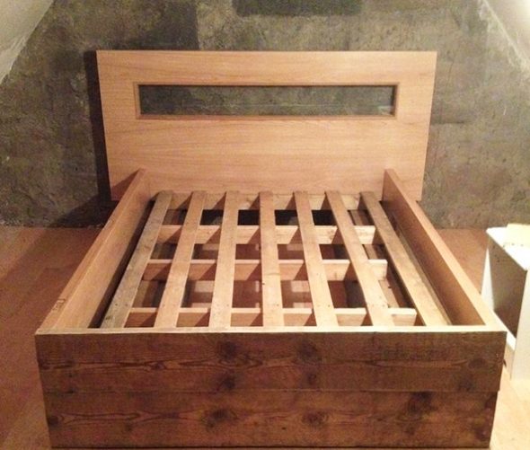 Łóżko z drewnianych desek