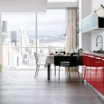 Kuchnia z panoramicznym oknem i biało-czerwonym apartamentem