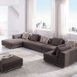 Isang modular sofa para sa malaking living room upang tumanggap ng maraming bisita.