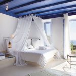 Beyaz gölgelik ile deniz tasarım yatak odası