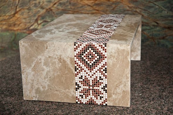 Marble table sa anyo ng tuwalya