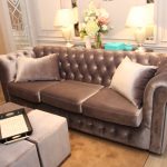 Sofa lembut dalam gaya klasik