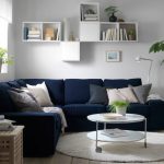 Sofa biru lembut di sudut bilik