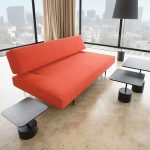 Paprasta raudona sofa minimalizmo stiliaus