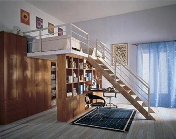 Çit duvarları bulunan yataklar ve yataklar için parmaklıklar ile güvenli merdivenler yerleştirmek için geniş 2. kat